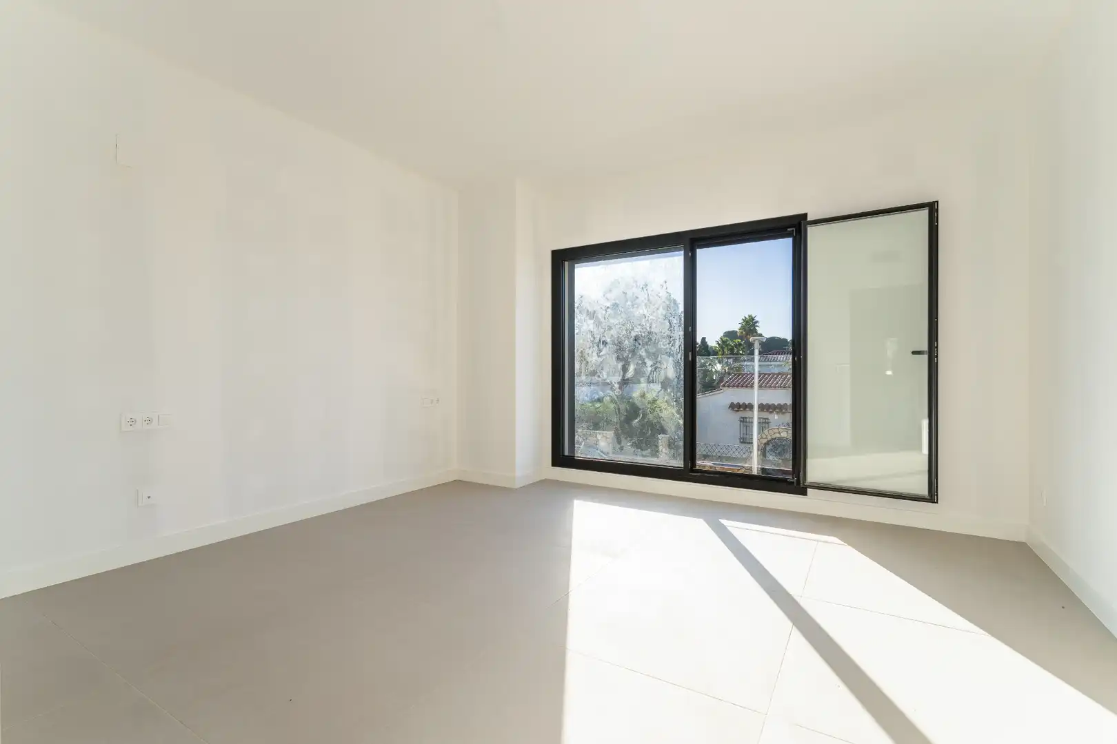 Habitación de Casa adosada en venta en Cambrils con Jardín privado, Piscina y Domótica