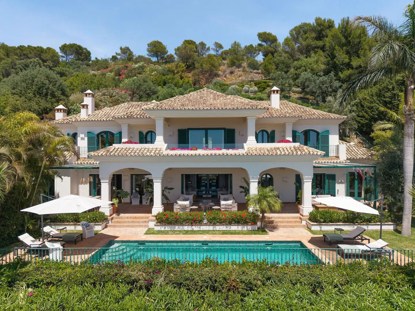 Vista exterior de Casa o xalet en venda en Marbella amb Aire condicionat, Calefacció i Jardí privat