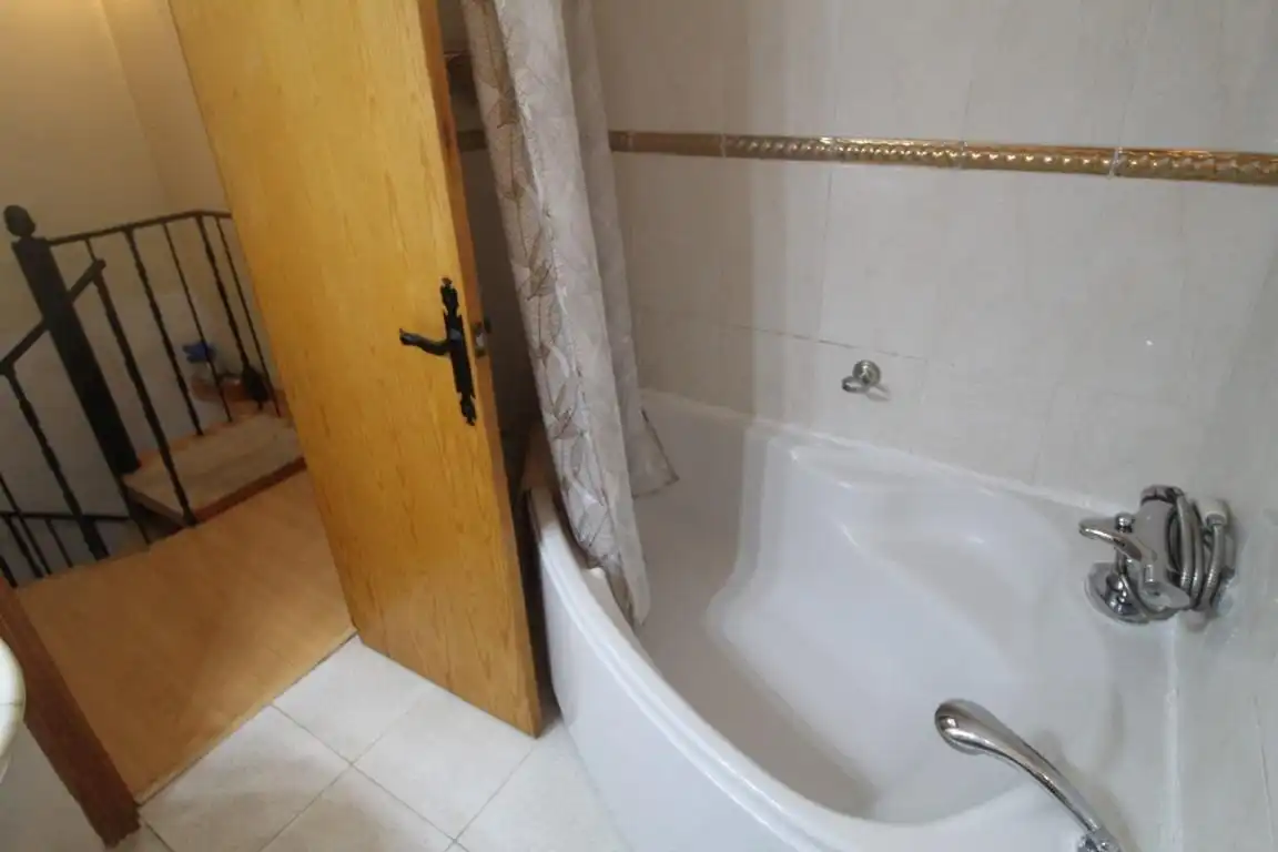 Bany de Casa adosada en venda en Torrevieja amb Jardí privat, Terrassa i Moblat