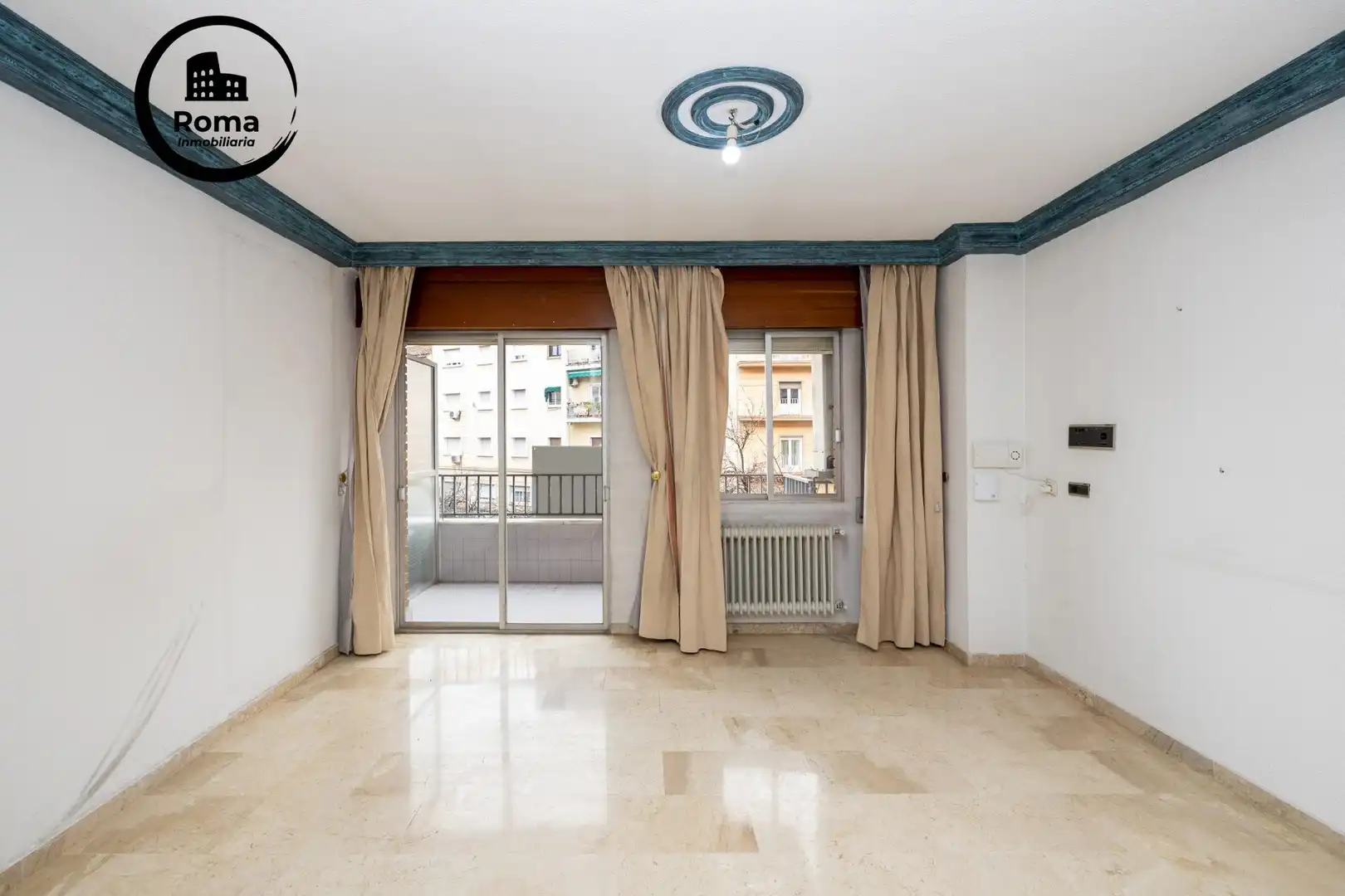 Living room of Flat for sale in Granada  with Air Conditioner, Heating and Balcony