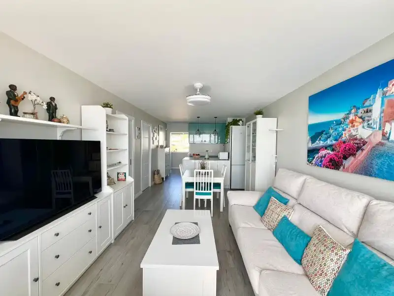 Sala d'estar de Pis en venda en Benalmádena amb Aire condicionat, Terrassa i Piscina