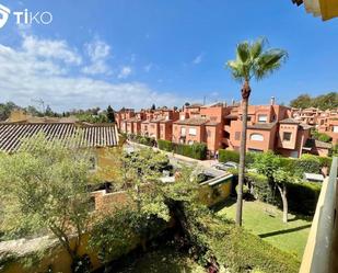 Vista exterior de Àtic de lloguer en Estepona amb Terrassa, Piscina i Balcó