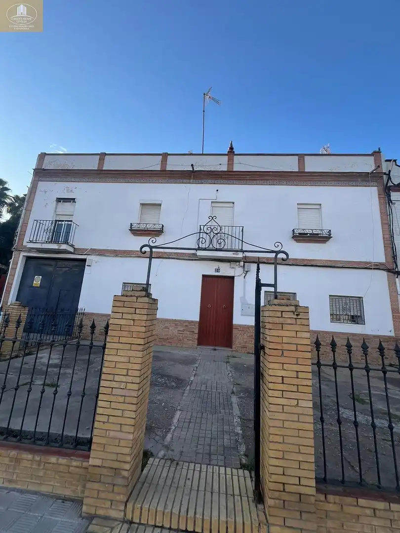 Vista exterior de Edificio en venta en Coria del Río