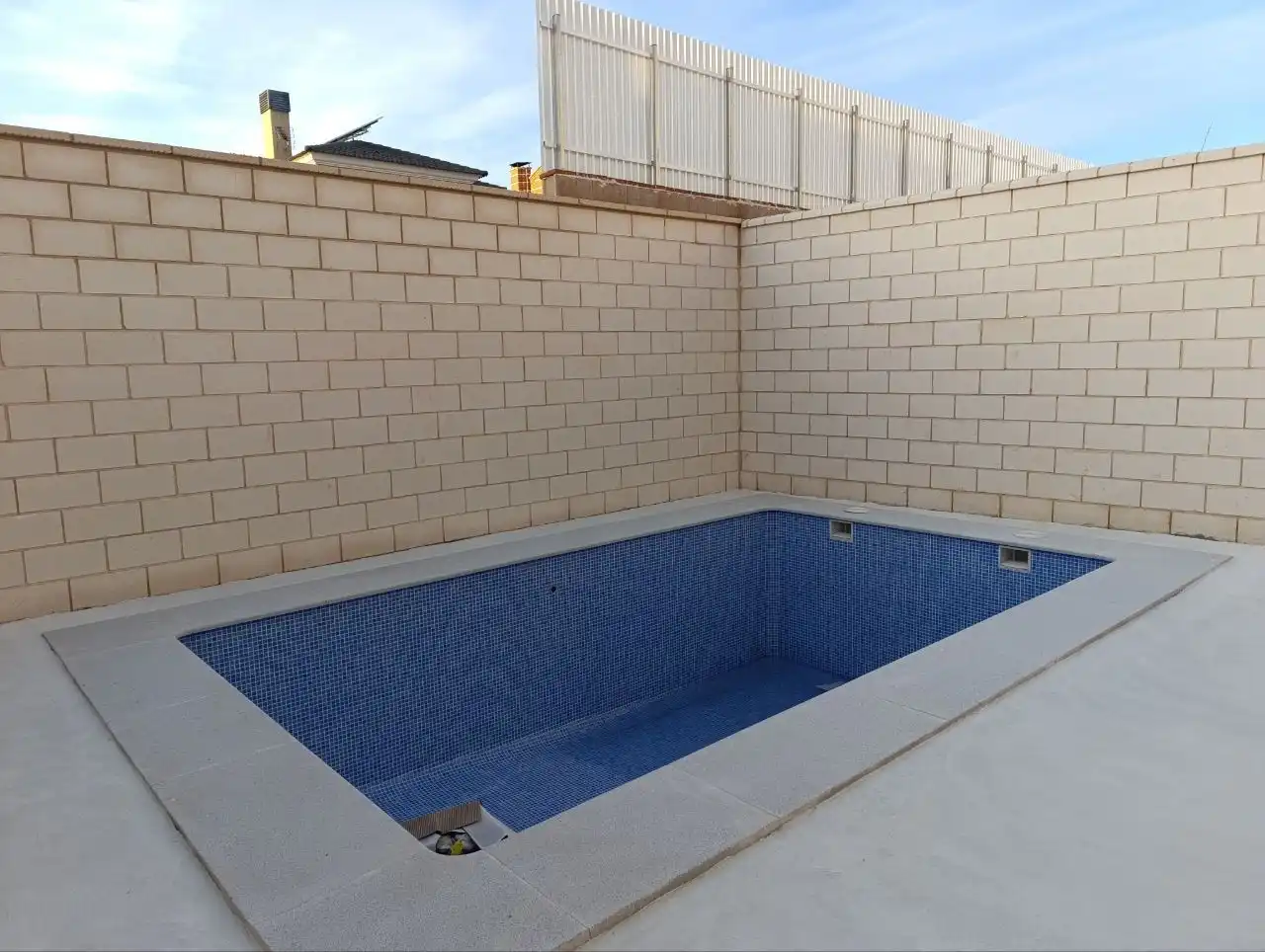 Schwimmbecken von Einfamilien-Reihenhaus zum Verkauf in Valdepeñas mit Heizung, Terrasse und Abstellraum