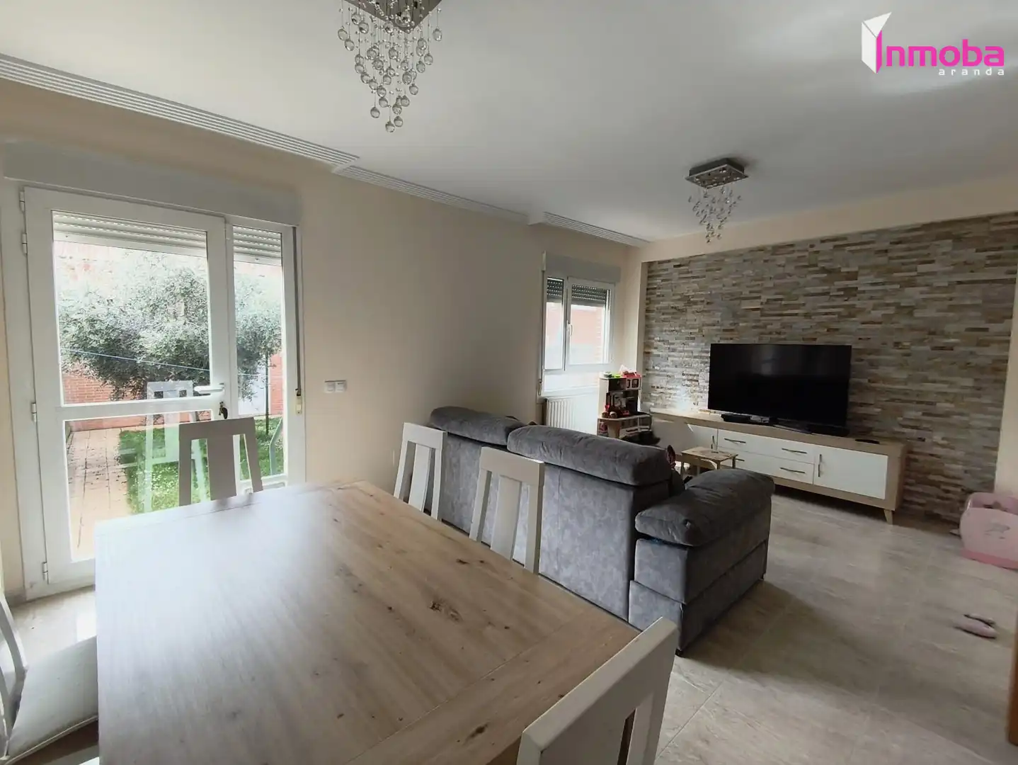 Sala de estar de Casa adosada en venta en Aranda de Duero con Calefacción y Jardín privado