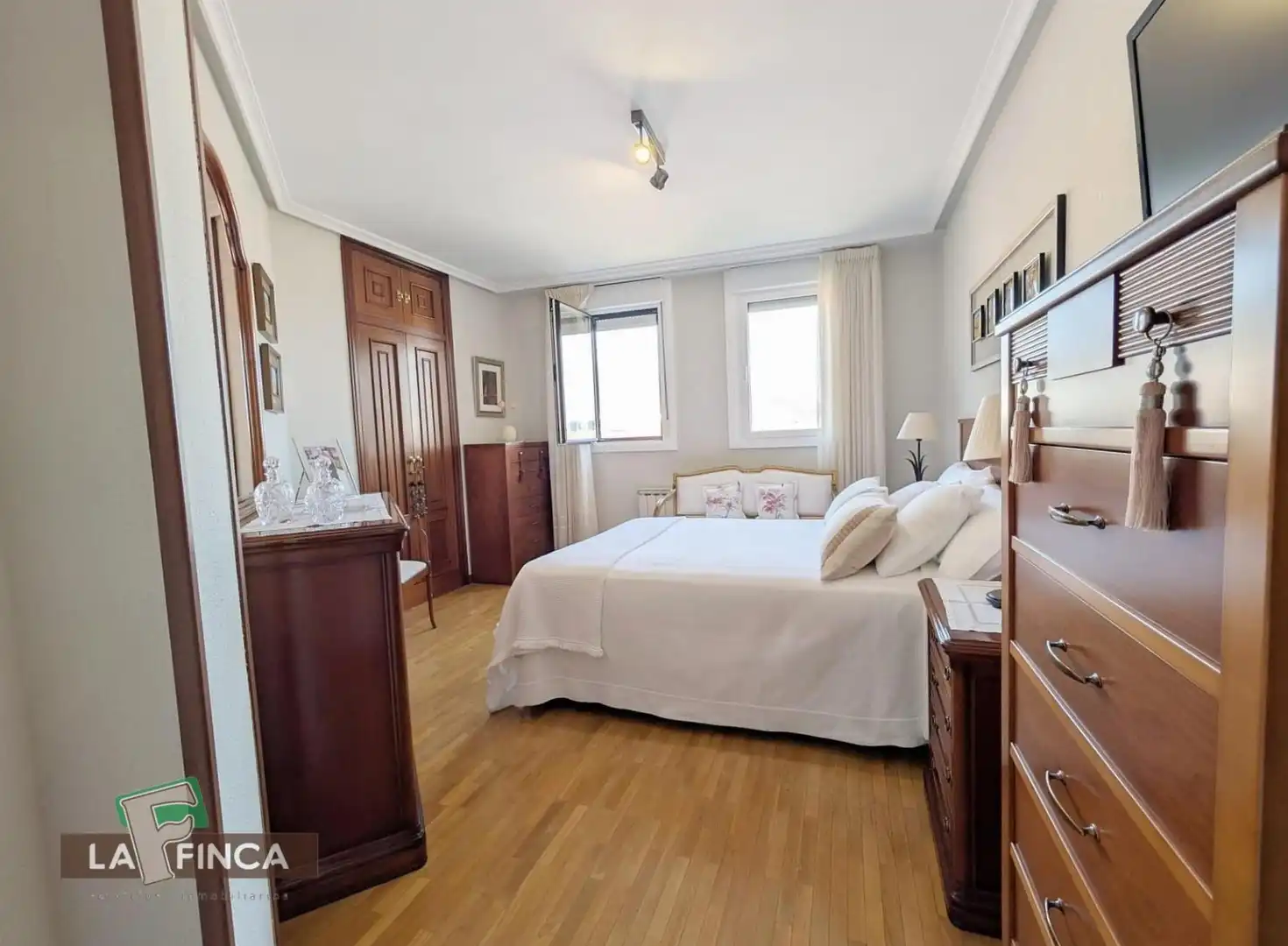Dormitori de Pis en venda en Oviedo  amb Calefacció, Parquet i Traster