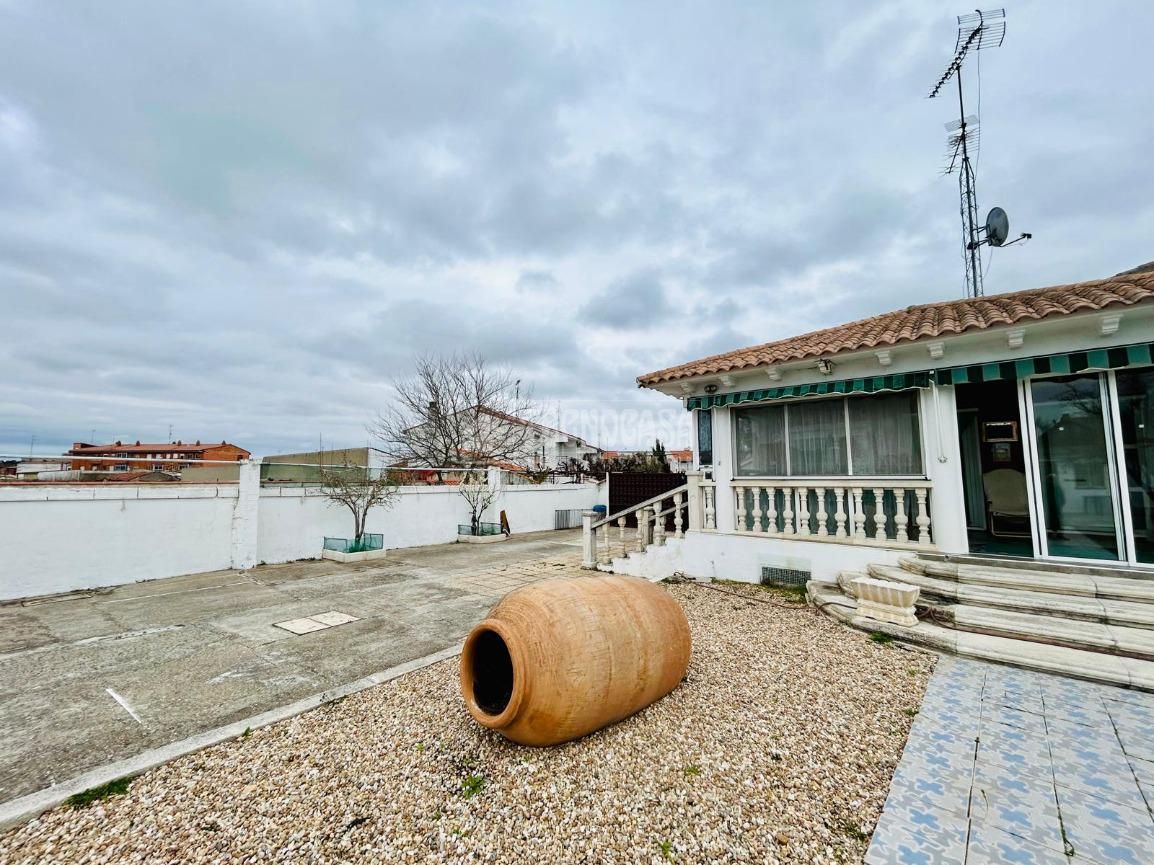 Vista exterior de Casa o xalet en venda en Viana de Cega amb Calefacció i Jardí privat