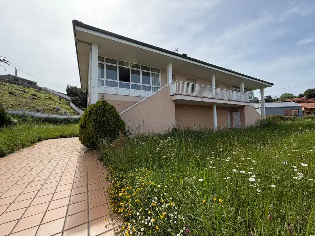 Vista exterior de Casa o xalet en venda en Llanes amb Calefacció, Jardí privat i Terrassa