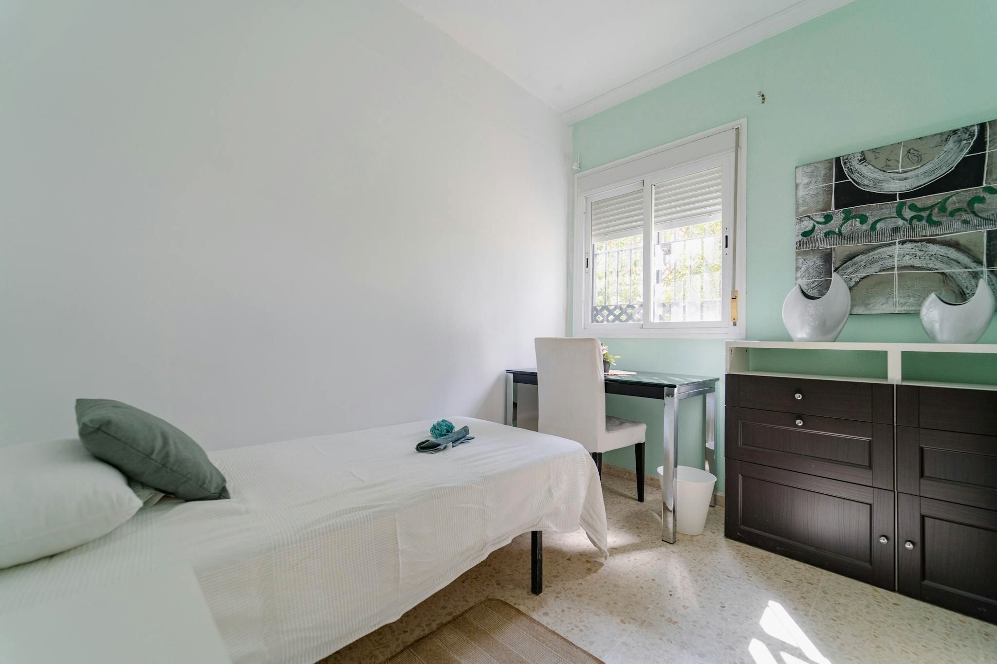 Bedroom of Flat to share in  Sevilla Capital  with Washing machine