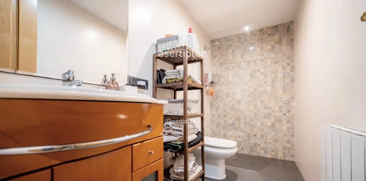 Badezimmer von Maisonette zum Verkauf in Mataró mit Klimaanlage, Heizung und Terrasse