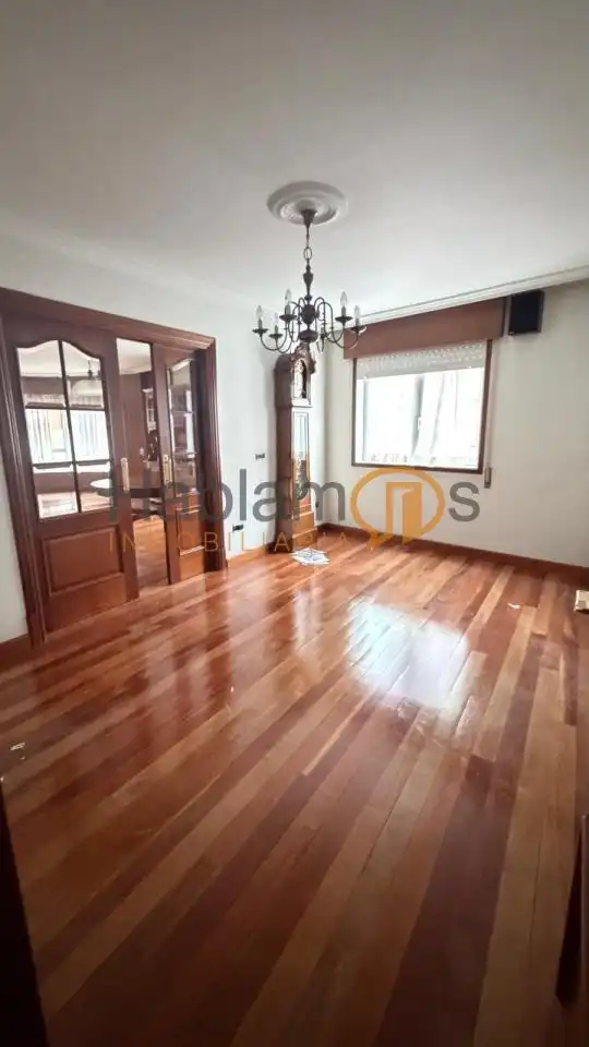 Comedor de Piso en venta en Pontevedra Capital  con Calefacción, Parquet y Trastero