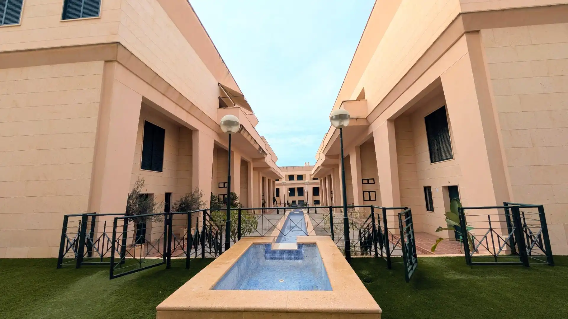 Vista exterior de Casa o xalet de lloguer en Santa Pola amb Aire condicionat, Calefacció i Jardí privat
