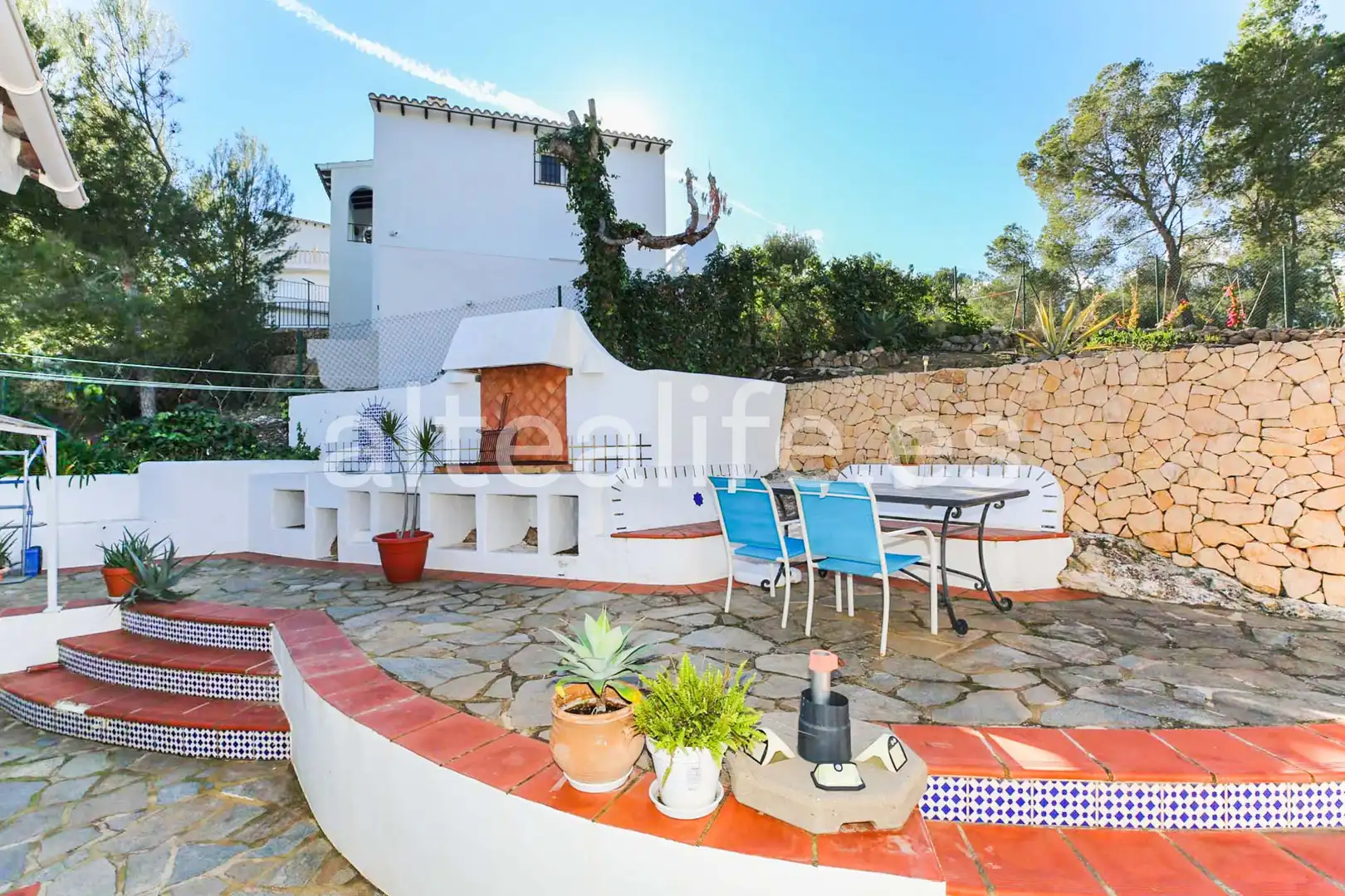 Vista exterior de Casa o xalet en venda en La Nucia amb Aire condicionat, Jardí privat i Terrassa
