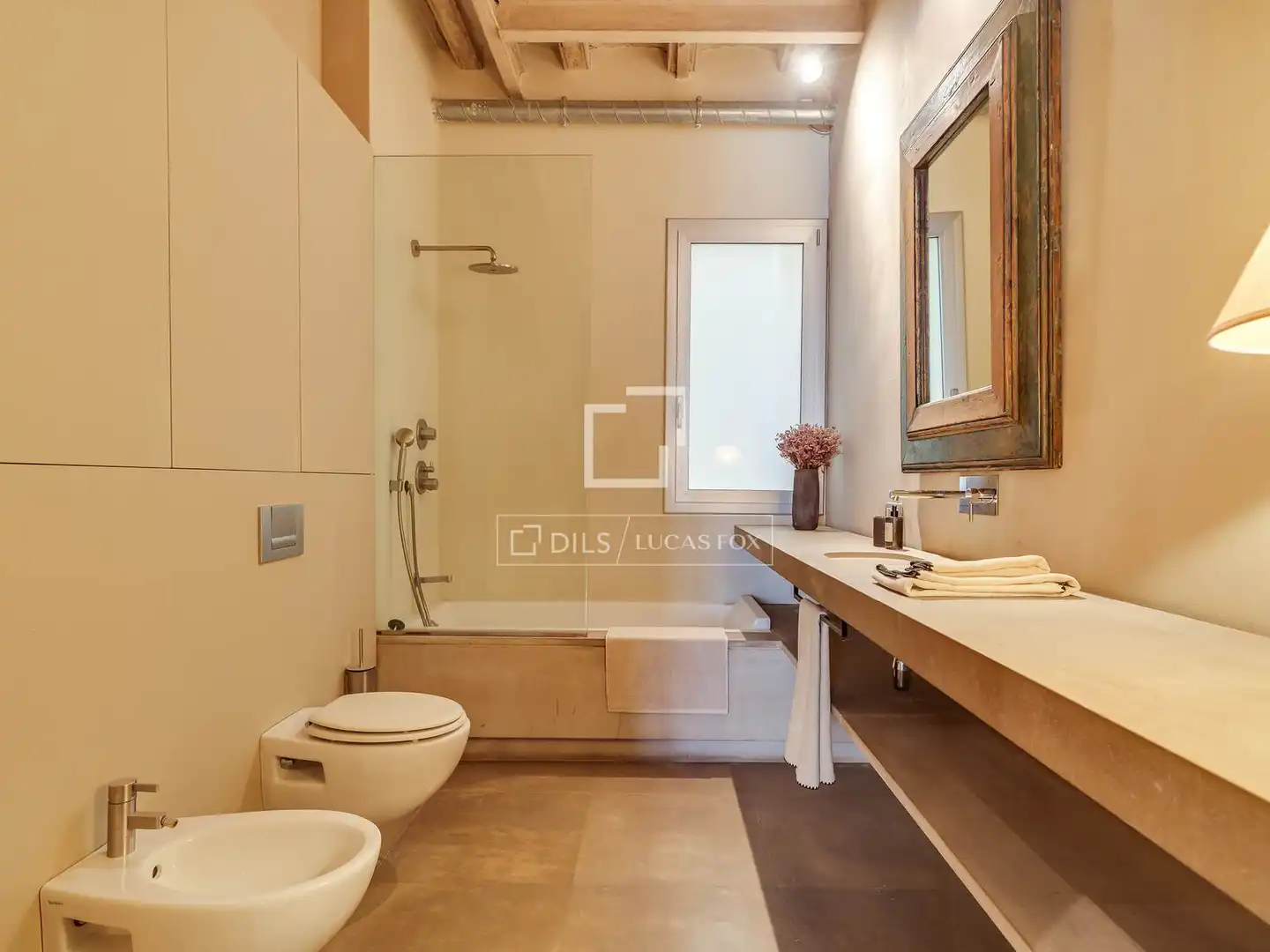 Baño de Piso en venta en Barcelona con Aire acondicionado, Terraza y Amueblado