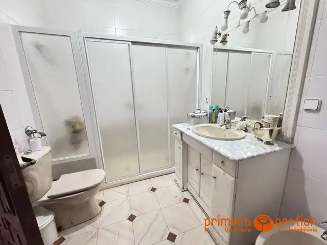 Bany de Casa o xalet en venda en Carmona amb Aire condicionat i Calefacció