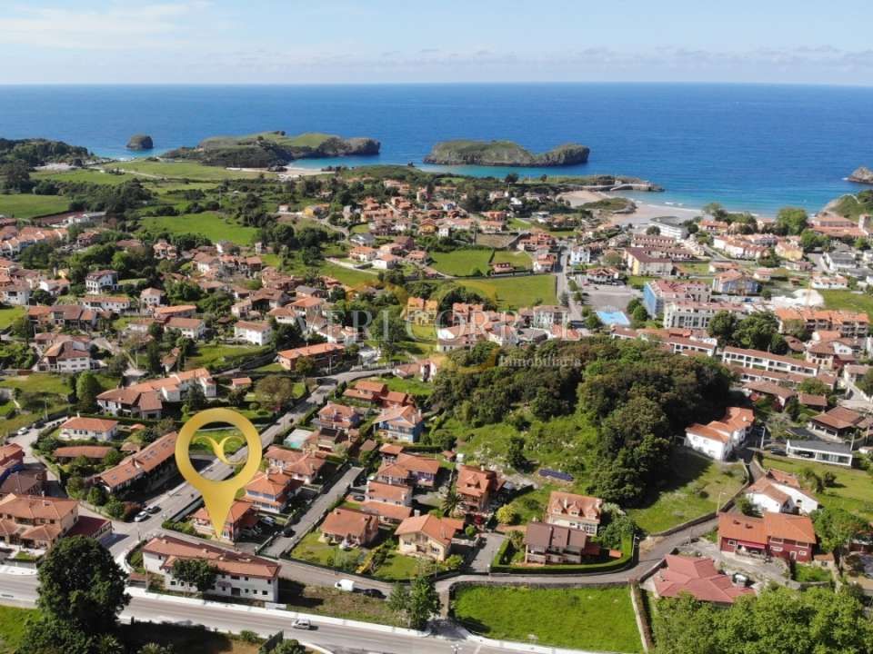 Building for sale in Llanes