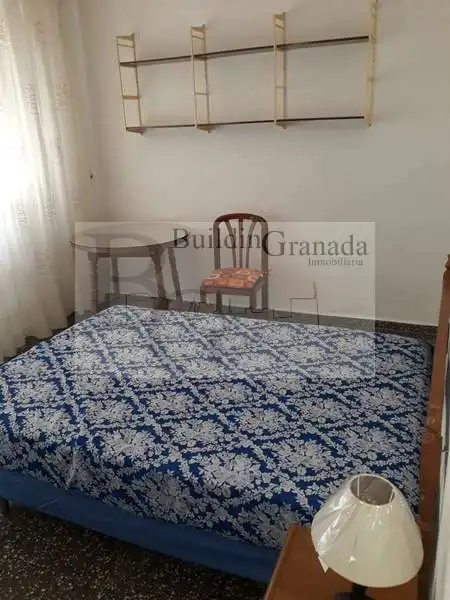 Habitación de Piso de alquiler en Granada con Terraza y Microondas