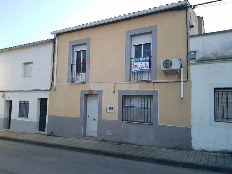Vista exterior de Casa o xalet en venda en Garrovillas de Alconétar amb Aire condicionat i Jardí privat