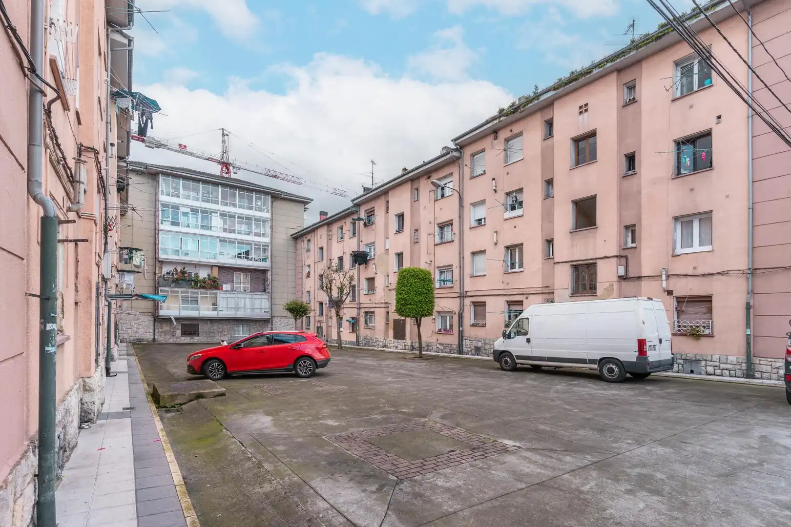 Vista exterior de Pis en venda en Oviedo  amb Calefacció, Moblat i Alarma