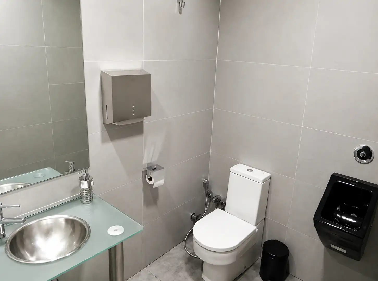 Baño de Nave industrial de alquiler en Gavà con Calefacción y Alarma
