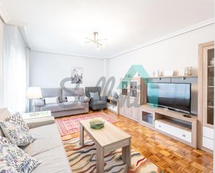 Living room of Flat to rent in Oviedo   with Heating, Parquet flooring and Furnished