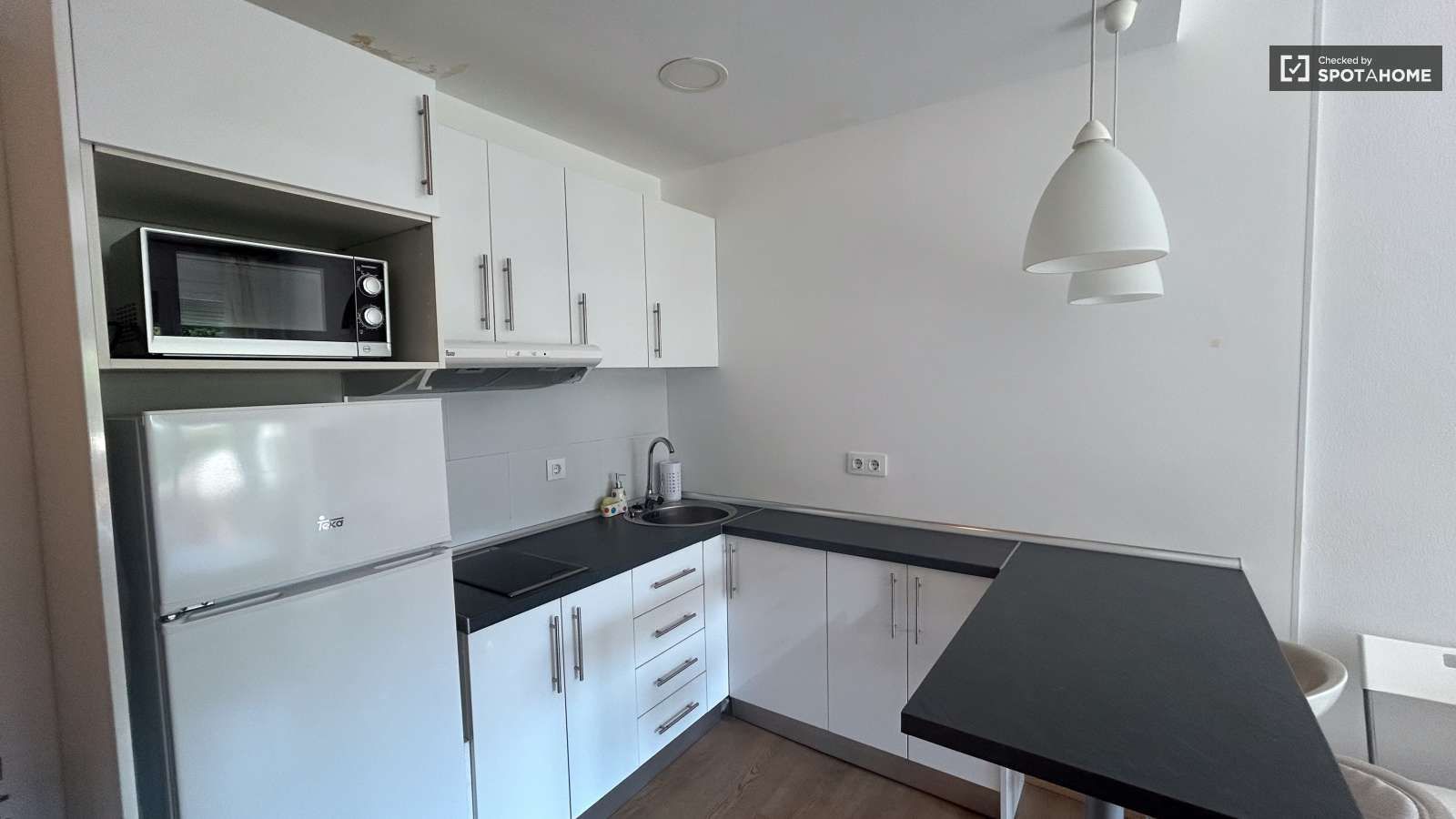 Kitchen of Study to share in  Barcelona Capital  with Air Conditioner and Terrace