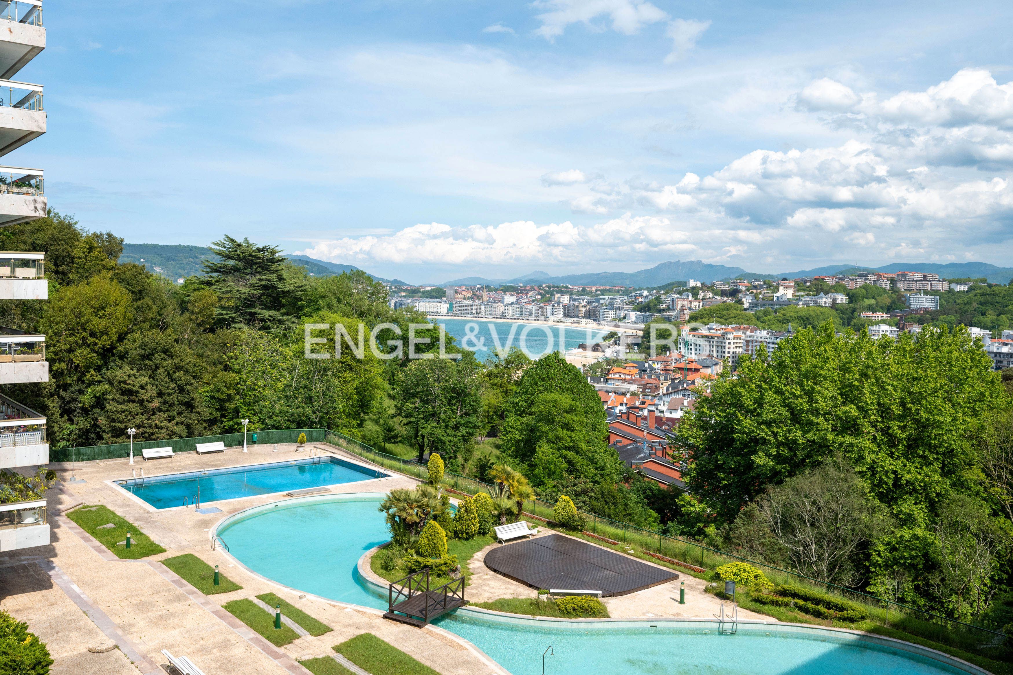 Piscina de Apartament en venda en Donostia - San Sebastián  amb Calefacció, Jardí privat i Parquet