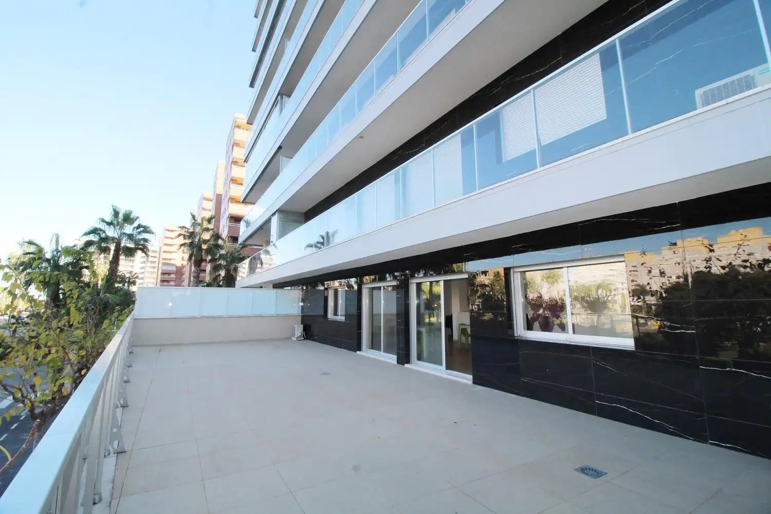 Außenansicht von Wohnungen zum Verkauf in Oropesa del Mar / Orpesa mit Klimaanlage, Privatgarten und Terrasse