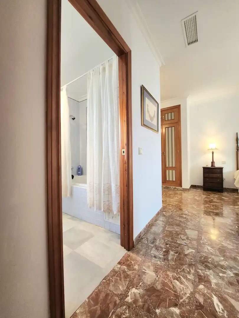 Baño de Casa o chalet en venta en Alcalá de Guadaira con Aire acondicionado, Calefacción y Jardín privado