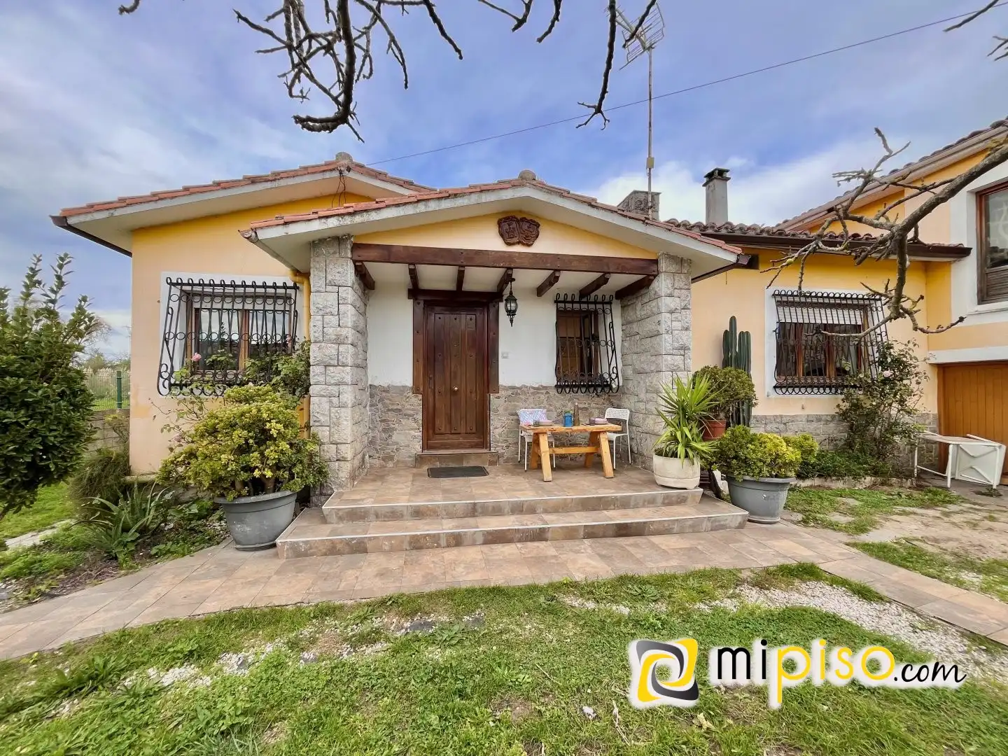 Vista exterior de Casa o chalet en venta en Laredo