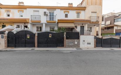 Vista exterior de Casa adosada en venda en Vegas del Genil amb Terrassa i Balcó