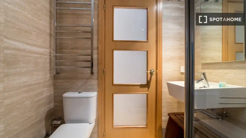 Badezimmer von Wohnung zur Miete in Valencia mit Klimaanlage, Heizung und Möbliert