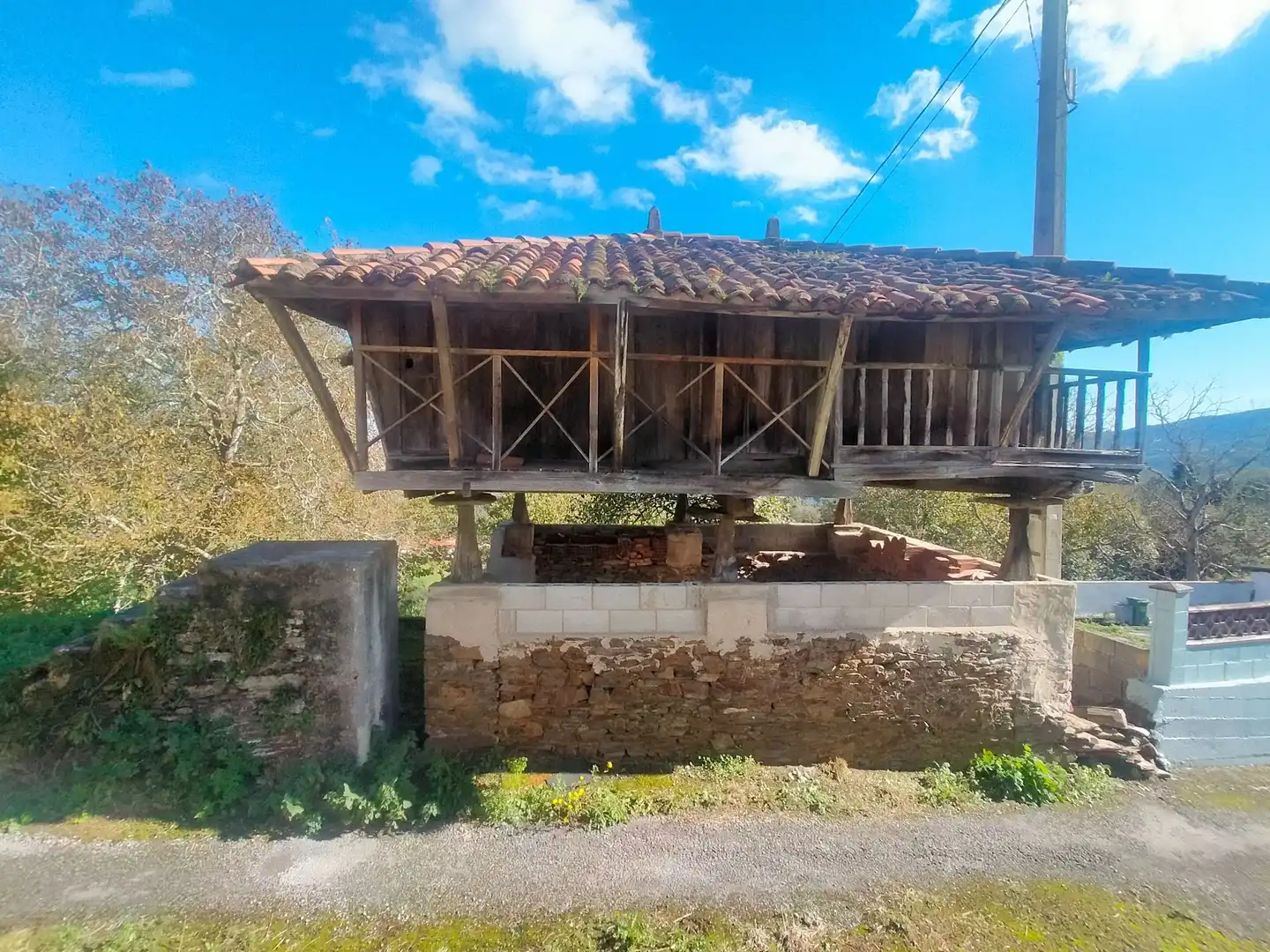 Vista exterior de Finca rústica en venda en Salas amb Calefacció, Jardí privat i Traster