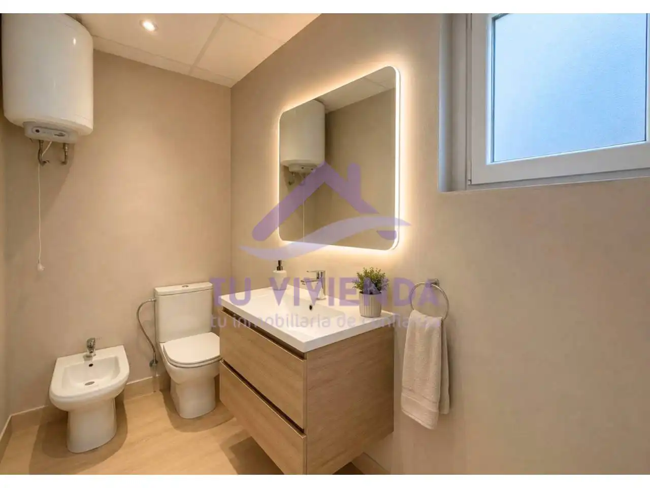 Bathroom of Houses for sale in Poza de la Vega