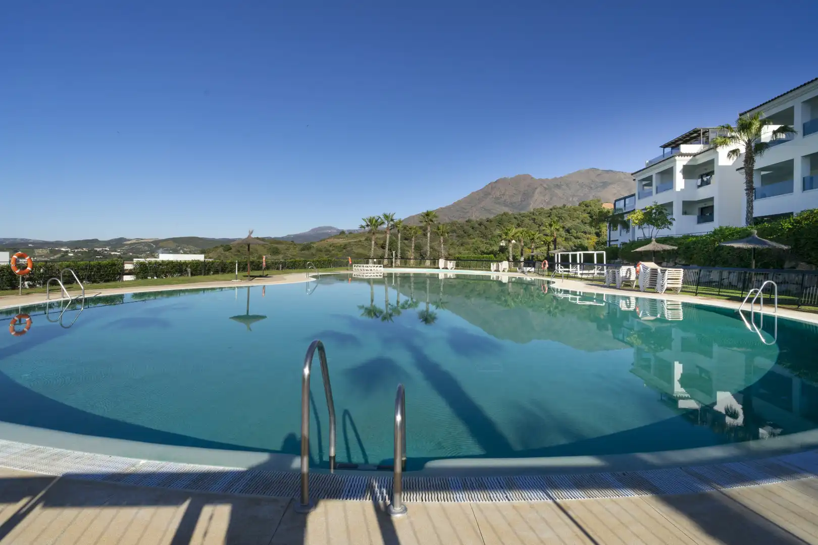 Piscina de Àtic de lloguer en Estepona amb Aire condicionat, Calefacció i Terrassa