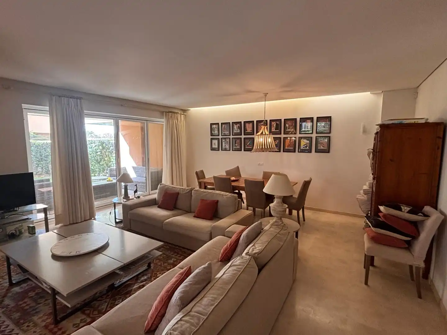 Wohnzimmer von Wohnung zum Verkauf in Sotogrande mit Klimaanlage, Heizung und Privatgarten