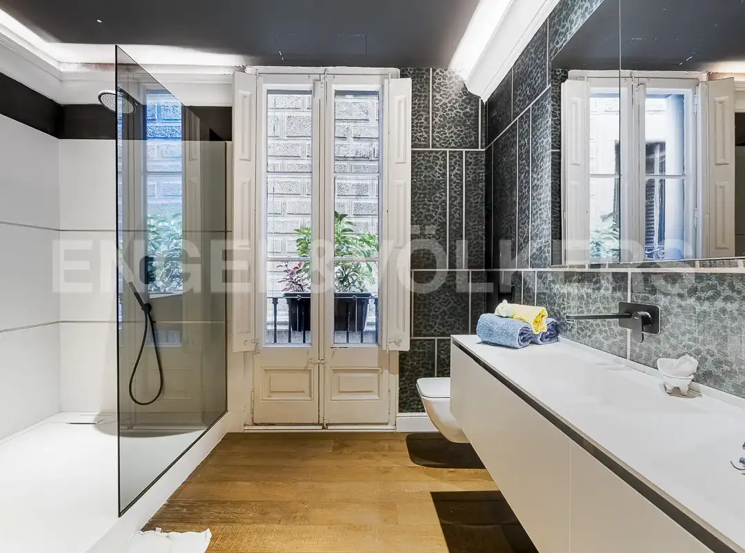Baño de Piso de alquiler en Barcelona con Aire acondicionado, Calefacción y Parquet