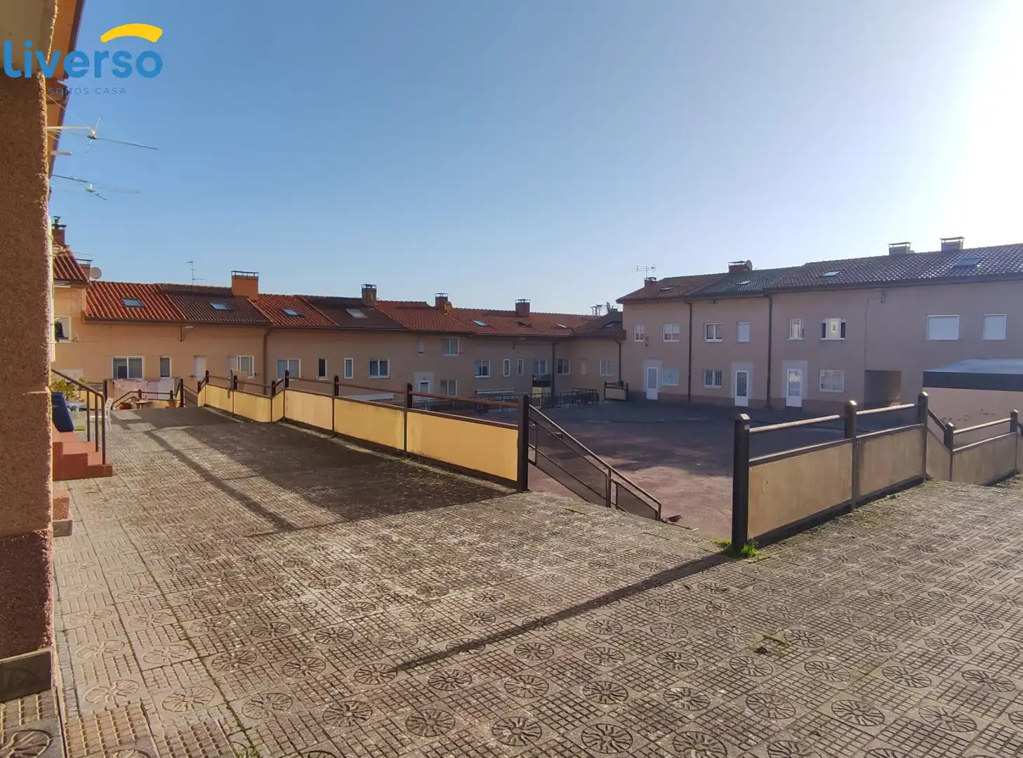 Vista exterior de Casa adosada en venda en Alfoz de Quintanadueñas amb Calefacció, Parquet i Terrassa