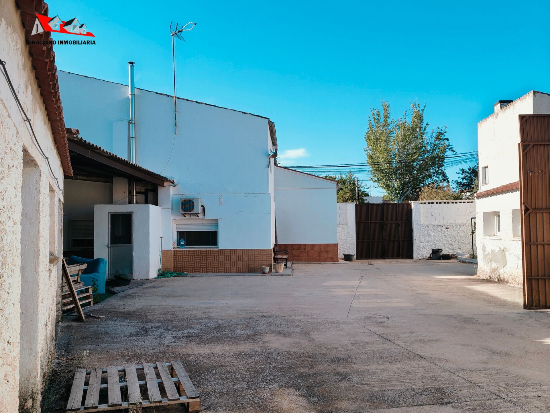 Vista exterior de Casa adosada en venta en  Albacete Capital con Terraza, Amueblado y Horno