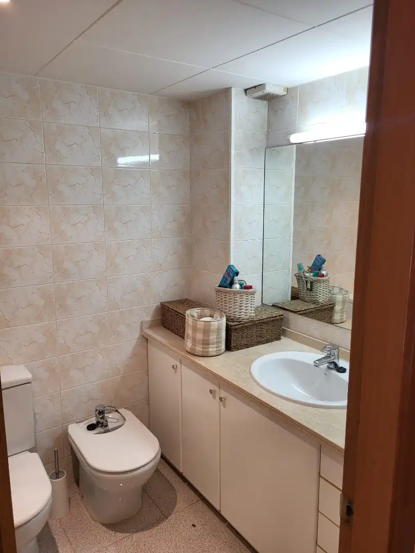 Badezimmer von Wohnung zur Miete in Vilobí d'Onyar mit Klimaanlage, Heizung und Ofen