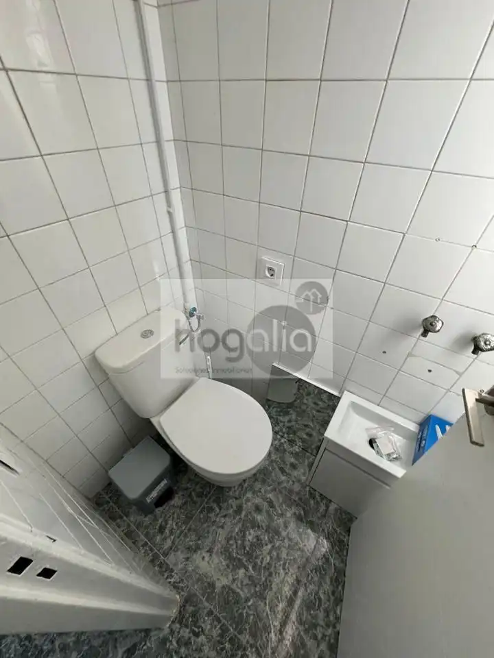 Bathroom of Flat for rent in Sevilla  with Air Conditioner and Furnished