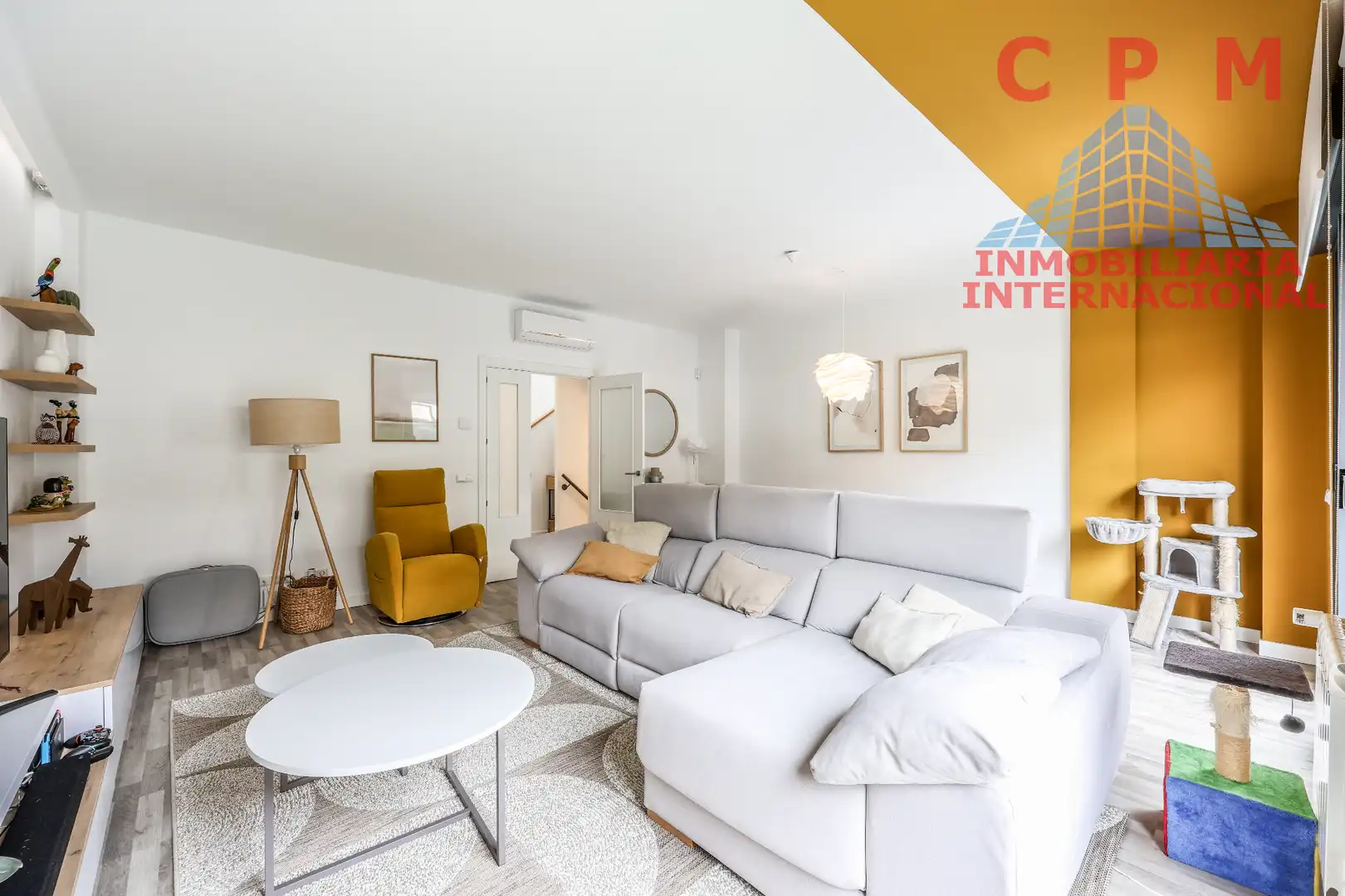 Wohnzimmer von Einfamilien-Reihenhaus zur Miete in Madrid mit Klimaanlage, Heizung und Privatgarten