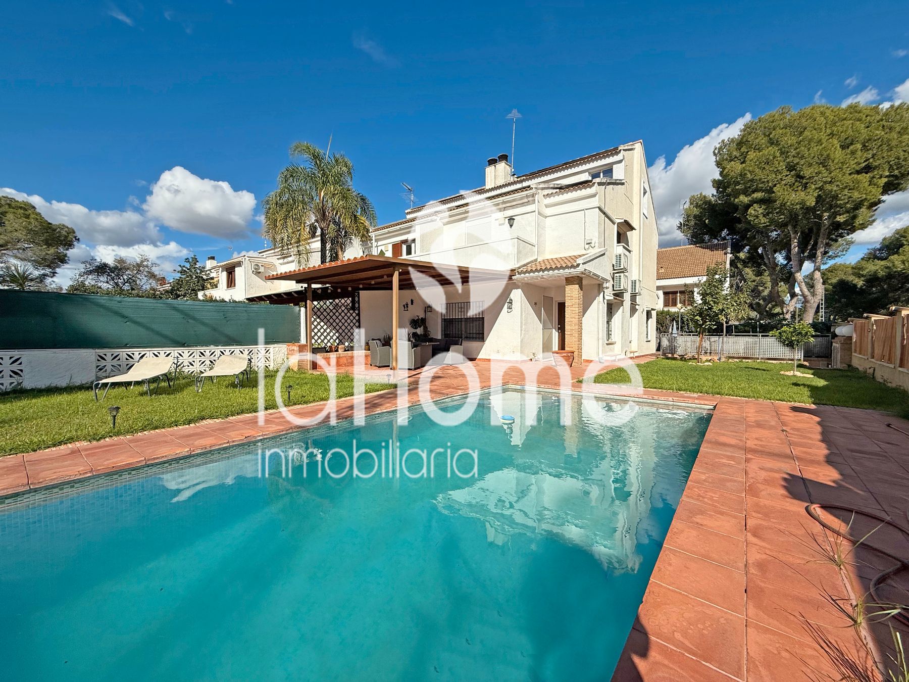 Exterior view of Single-family semi-detached for sale in Paterna  with Air Conditioner, Private garden and Terrace