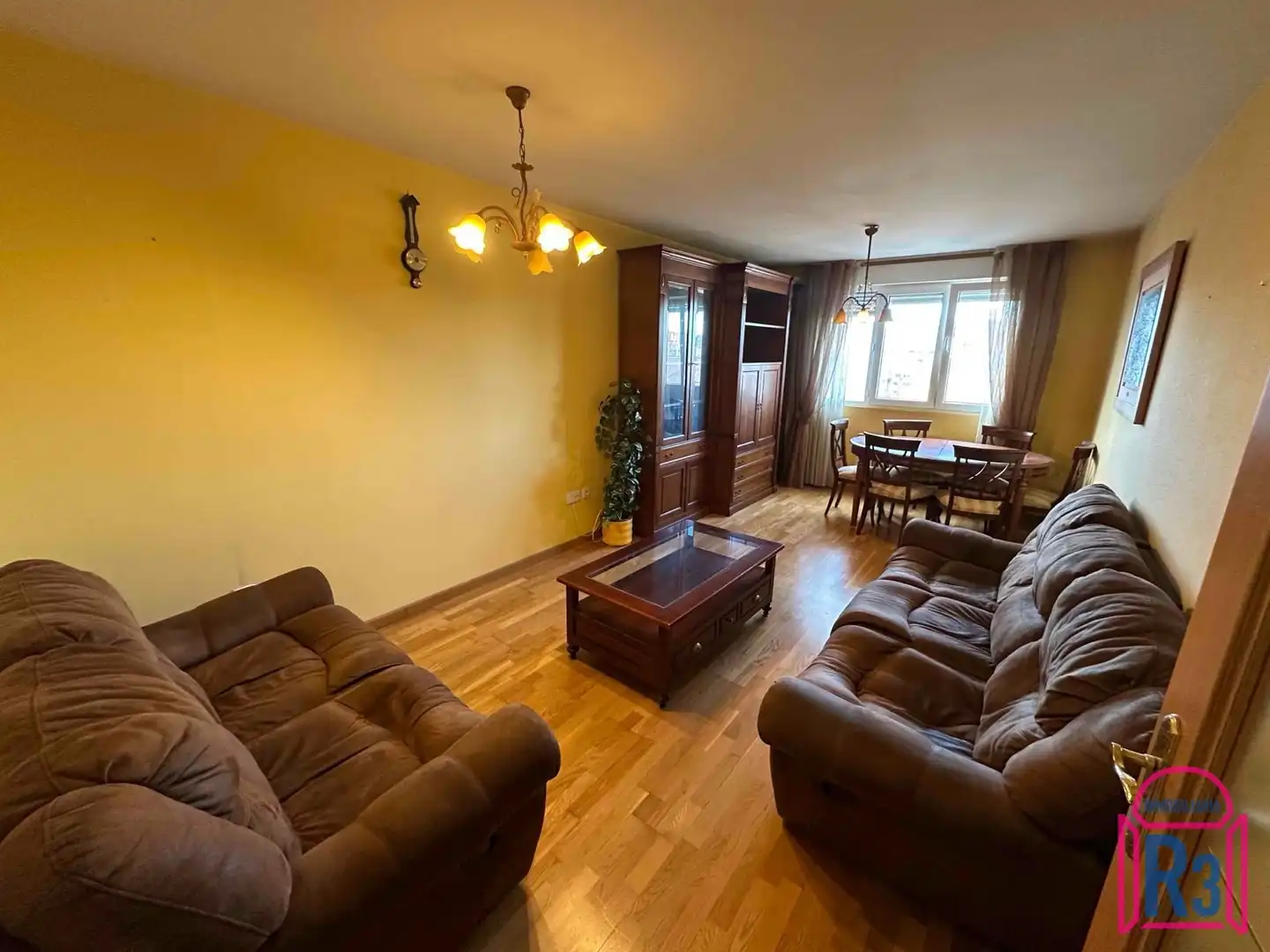 Sala d'estar de Dúplex en venda en León Capital  amb Calefacció, Terrassa i Traster