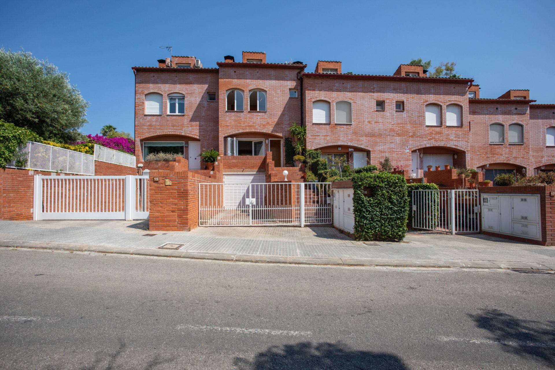 Exterior view of Single-family semi-detached for sale in Sant Just Desvern  with Air Conditioner, Heating and Private garden