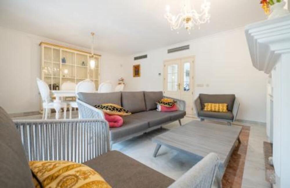 Sala d'estar de Casa adosada de lloguer en Marbella amb Aire condicionat, Terrassa i Traster