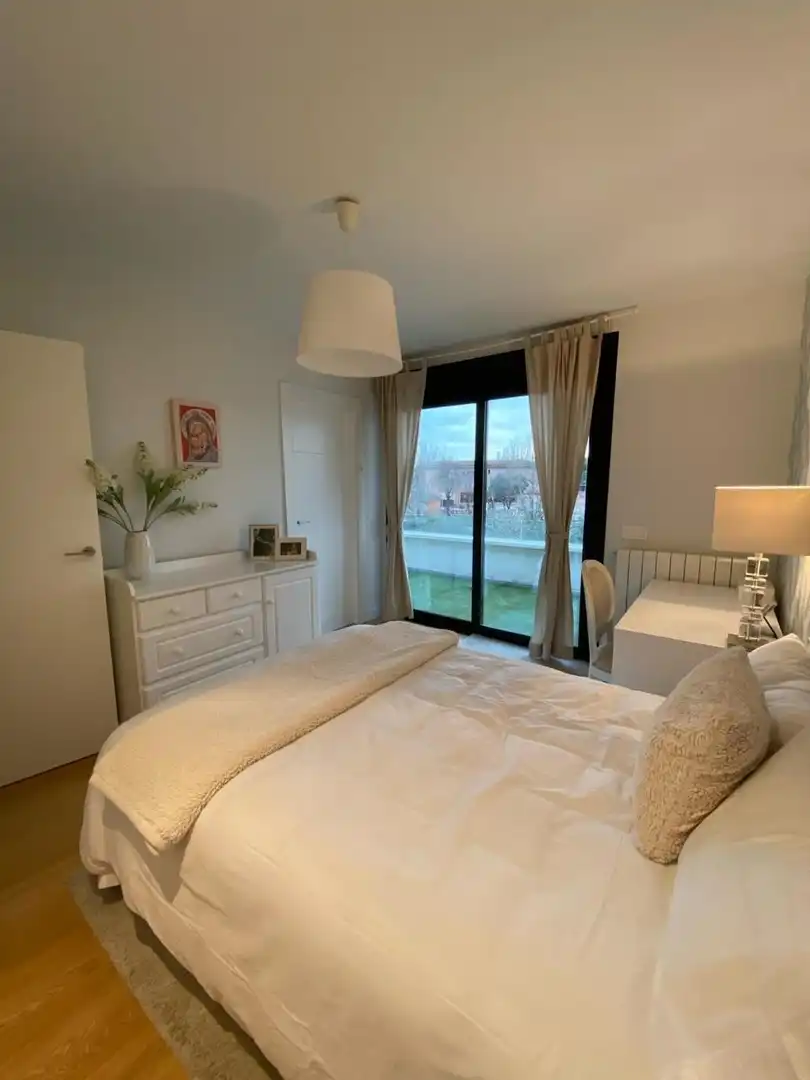 Dormitori de Casa adosada de lloguer en Boadilla del Monte amb Aire condicionat, Calefacció i Jardí privat