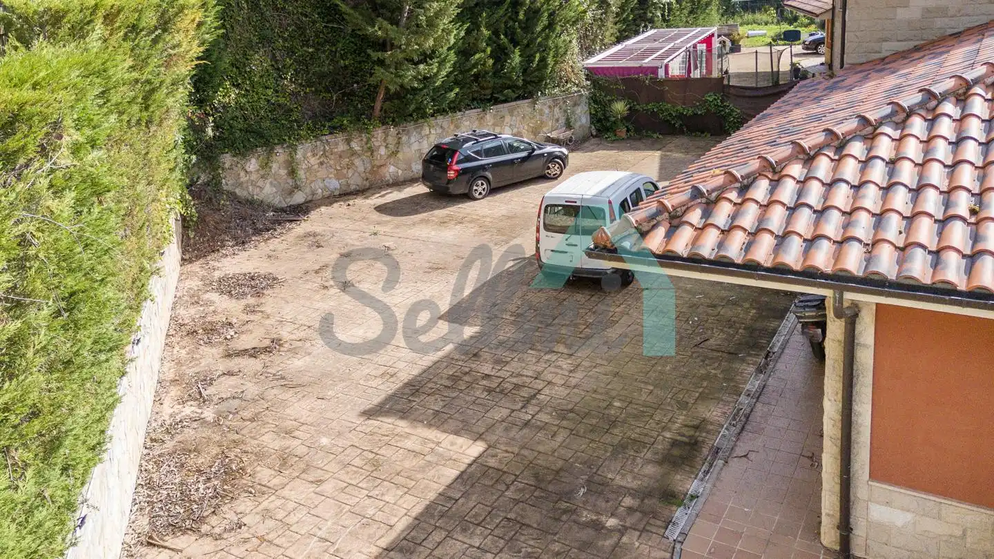 Parking de Casa o chalet en venta en Oviedo  con Calefacción, Jardín privado y Parquet