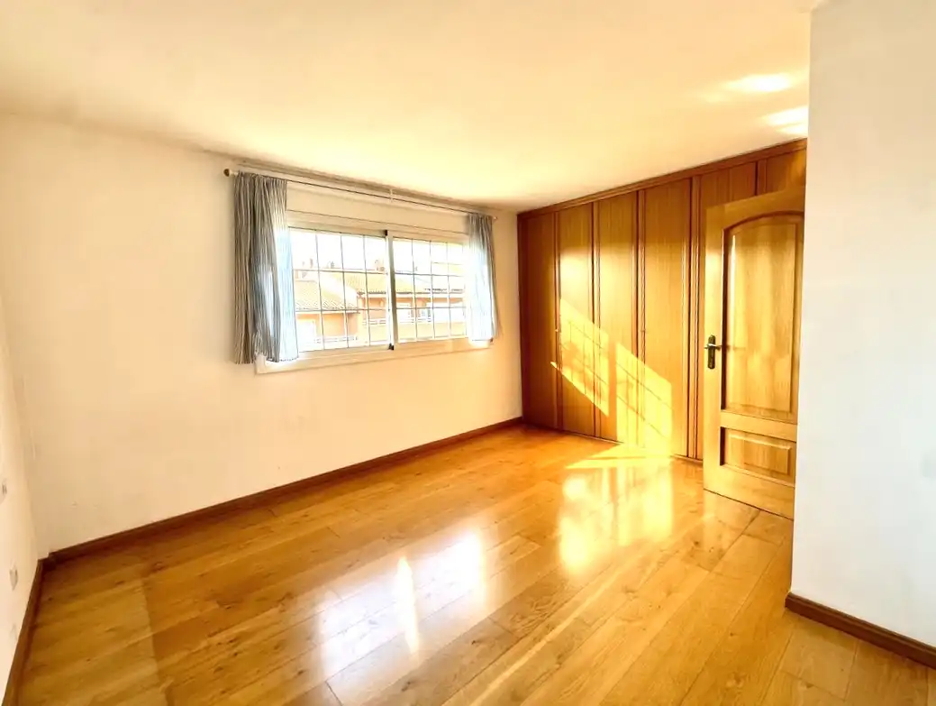 Habitación de Casa adosada en venta en Sant Joan Despí con Aire acondicionado, Calefacción y Jardín privado