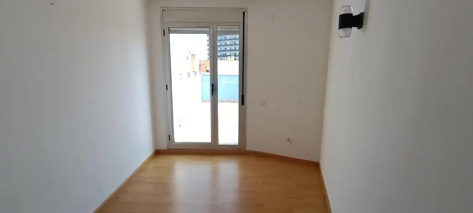 Schlafzimmer von Dachboden zum Verkauf in L'Ampolla mit Terrasse und Balkon